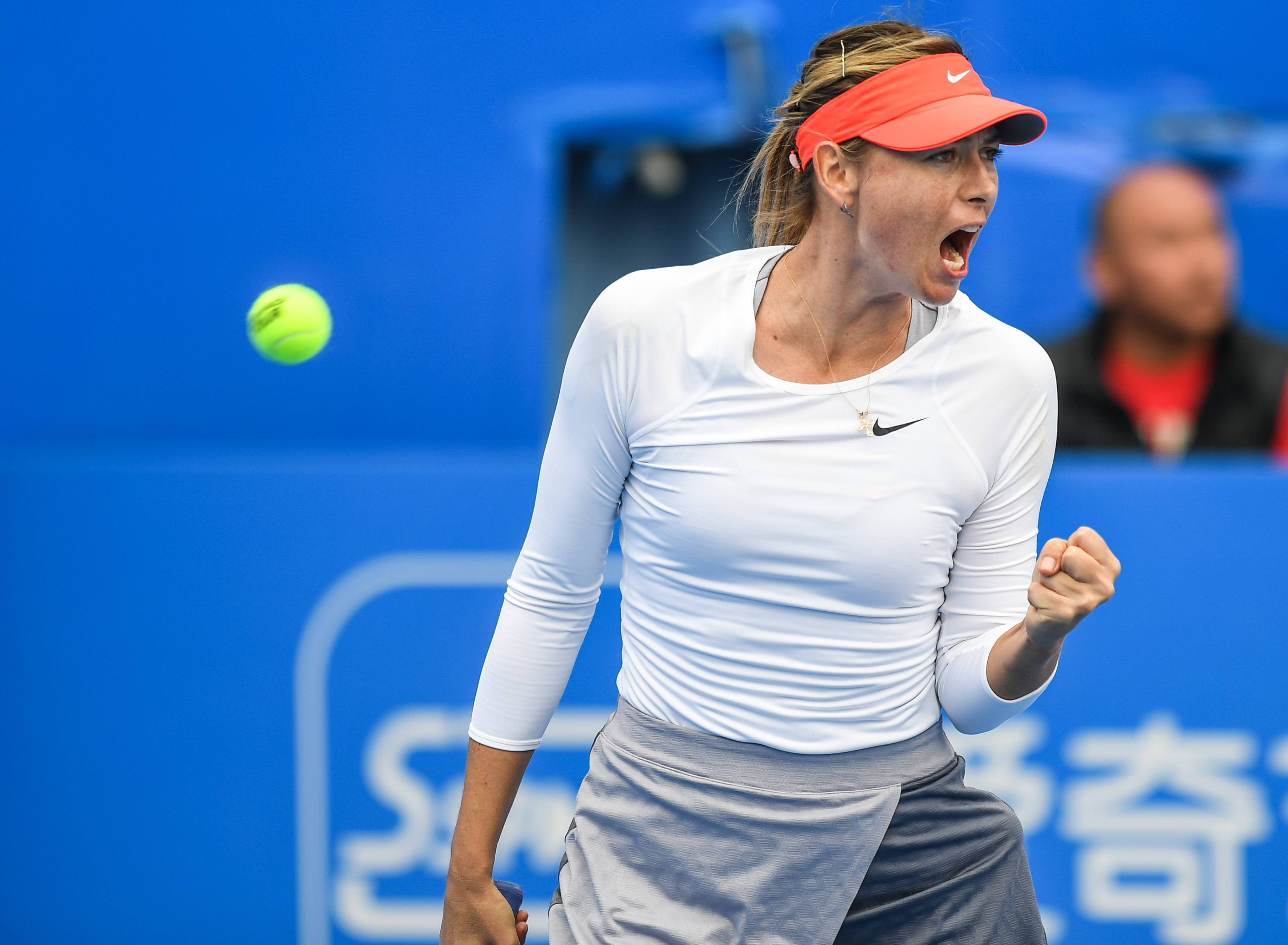 网球——深圳公开赛:莎拉波娃晋级