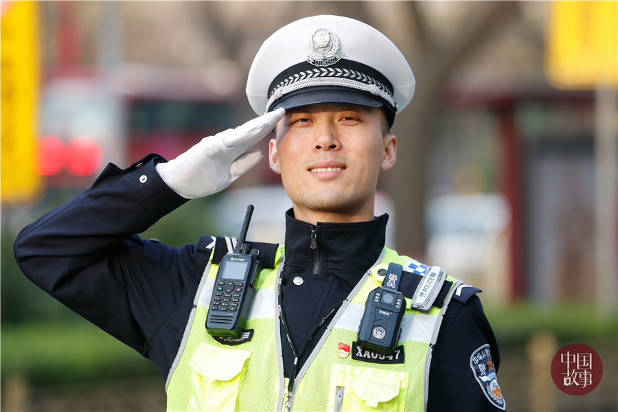 2019年3月27日,西安新城广场,今年36岁的杨鹏做交警8年来,杨鹏用心