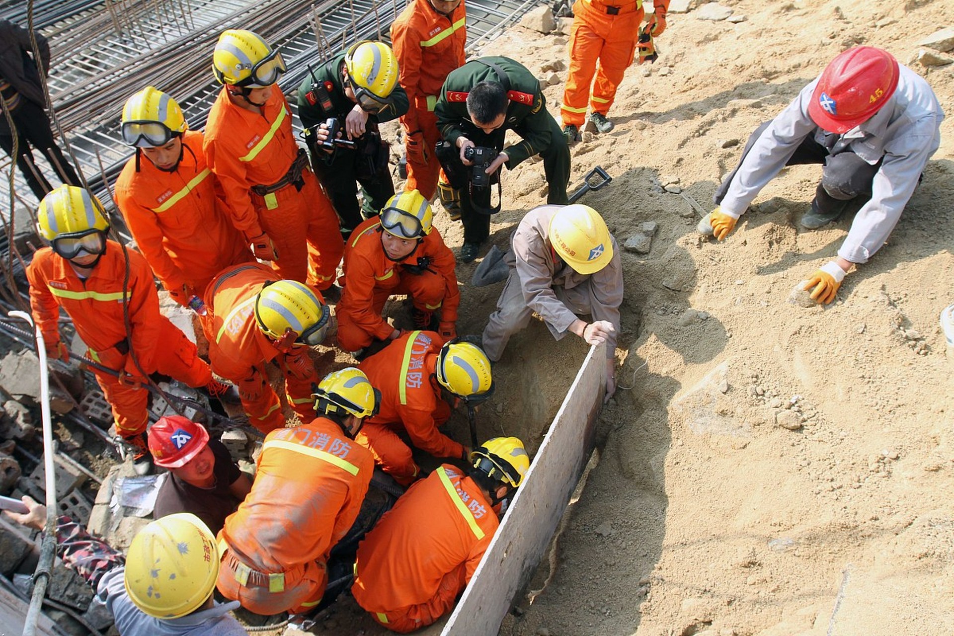在施工现场,安全措施是保障生命安全的关键.