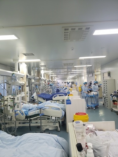 贵航三〇〇医院icu:变身"超人" 为抗疫坚守