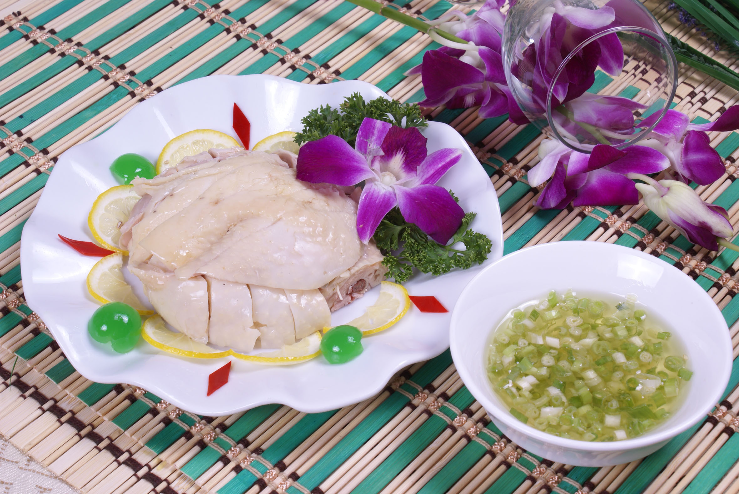 干锅西兰花  主料:西兰花500克,去皮五花肉100克,青