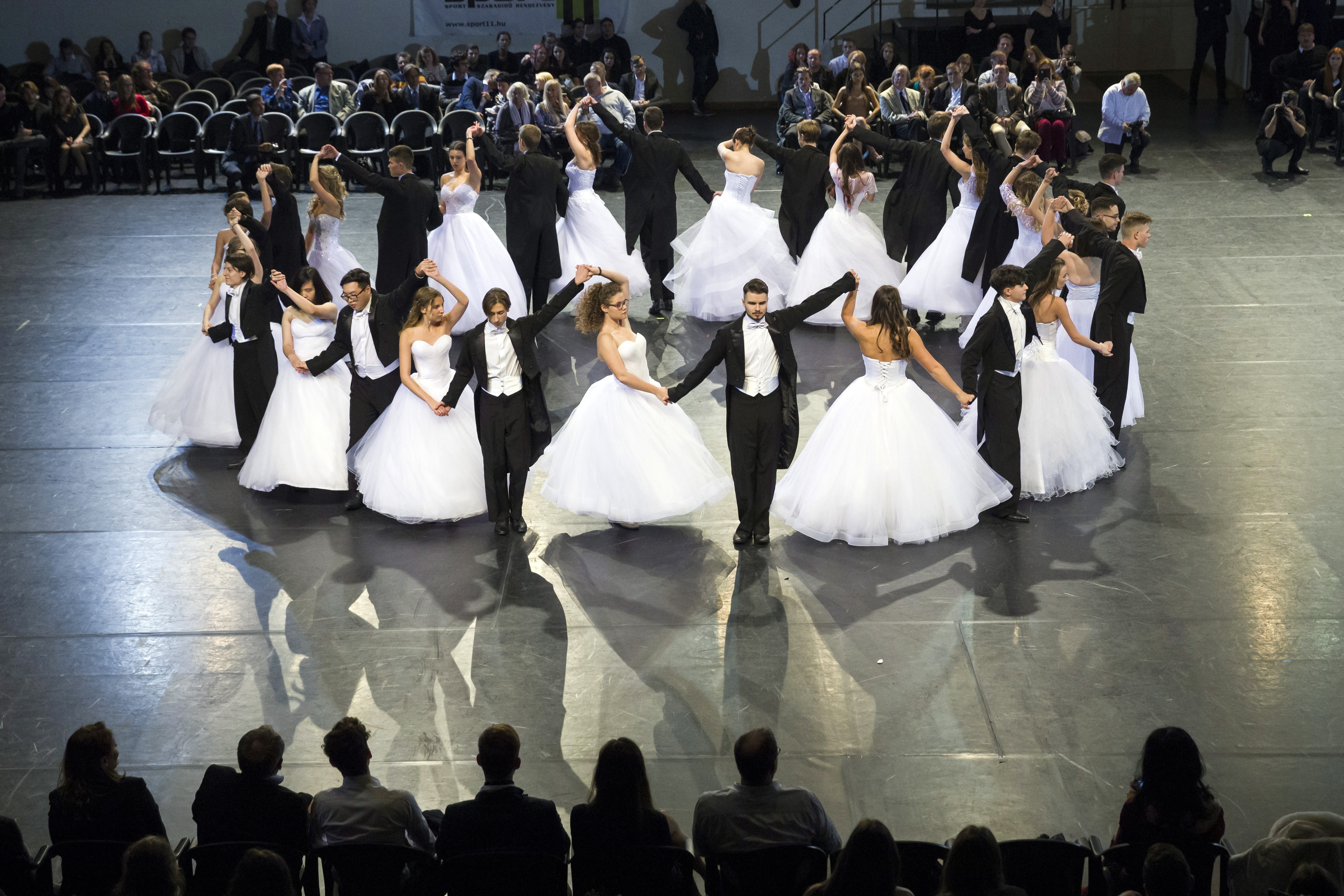 匈牙利高中生毕业舞会