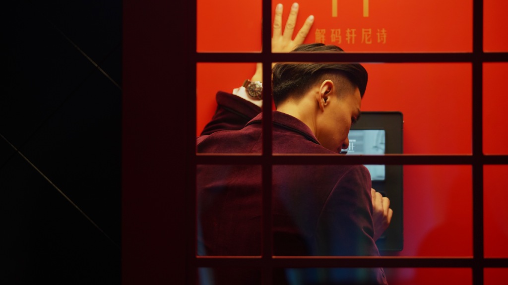 36岁周一围穿酒红色丝绒西装出席活动,张艺兴也爱穿,谁更帅?