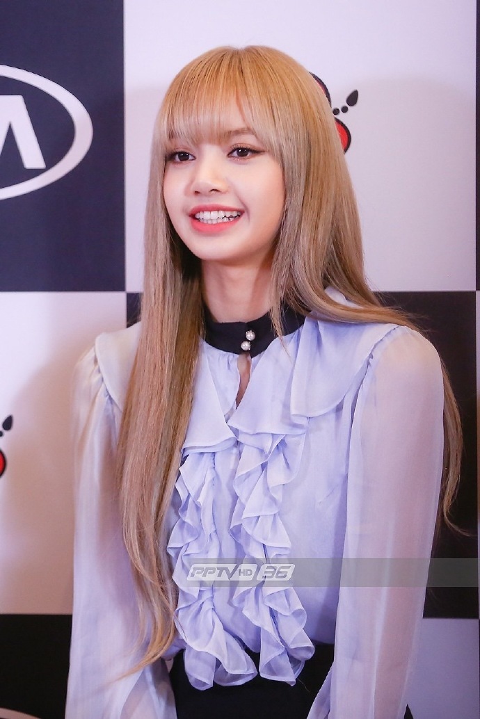 韩女团blackpink成员lisa出席活动:笑容清爽甜蜜,淑女