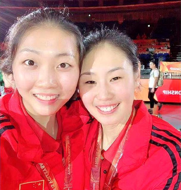 中国队两位首发副攻,颜妮今年已经31岁了,"北长城"的她撑起了中国女排