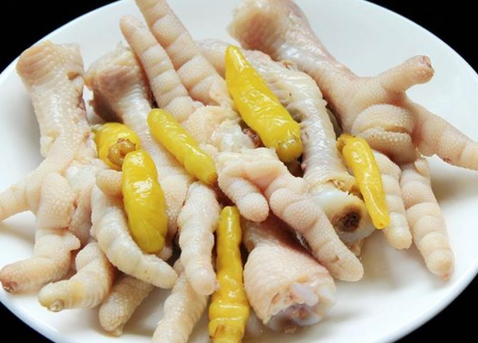 泡椒凤爪切勿煮熟就直接腌,多加一步,鸡爪又香又脆
