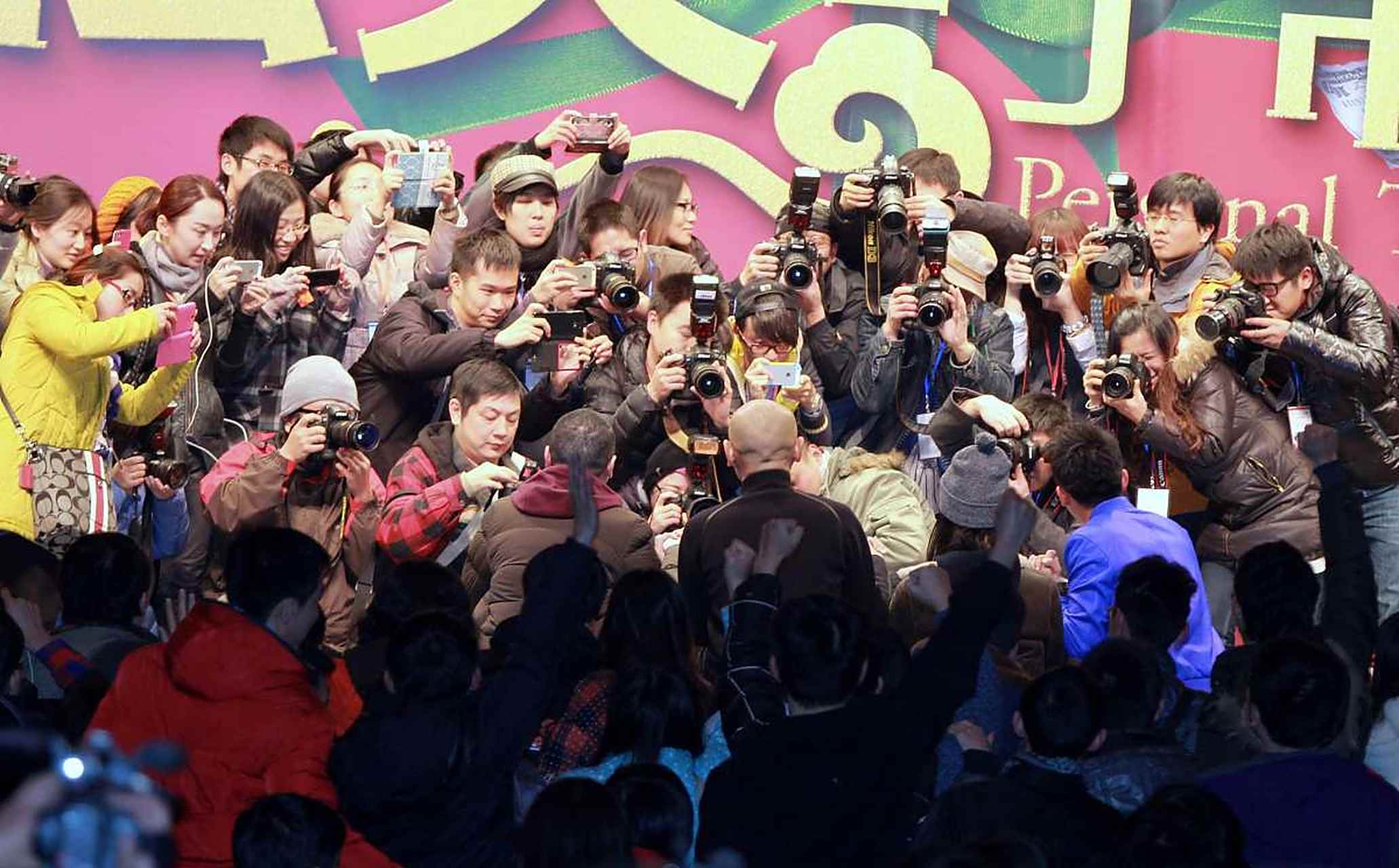 中老年追星堆出千万粉丝顶流网红  中老年追星的现象在当今社会已经不