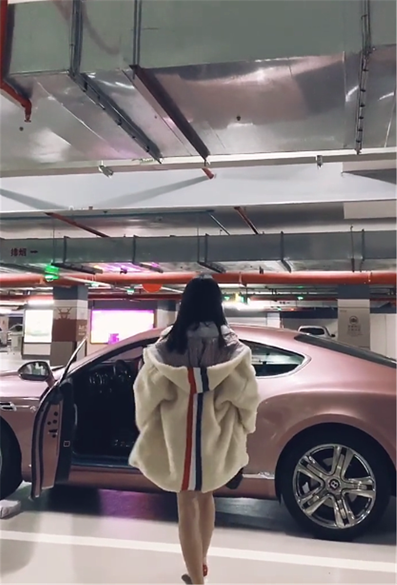 车库偶遇香槟色宾利,车价258万,女车主身材比豪车还养眼!