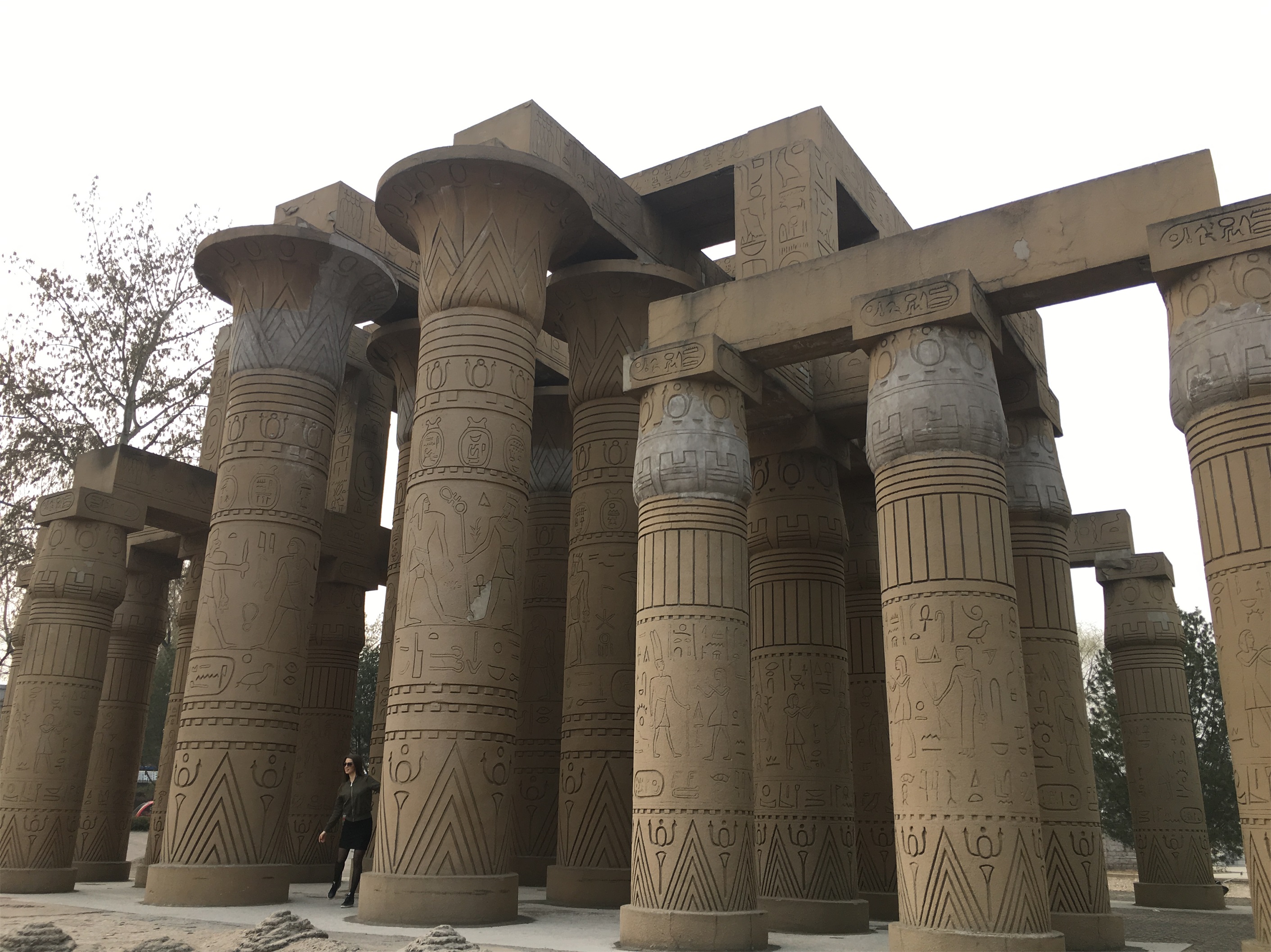 通过悉尼铁桥可到达澳洲景区,能观赏到毛利草屋(新西兰),悉尼歌剧院