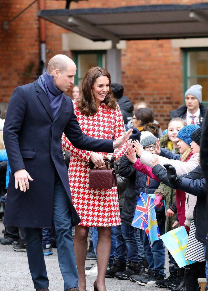 组图:威廉王子夫妇参观瑞典学校 凯特王妃红格大衣喜庆气色佳