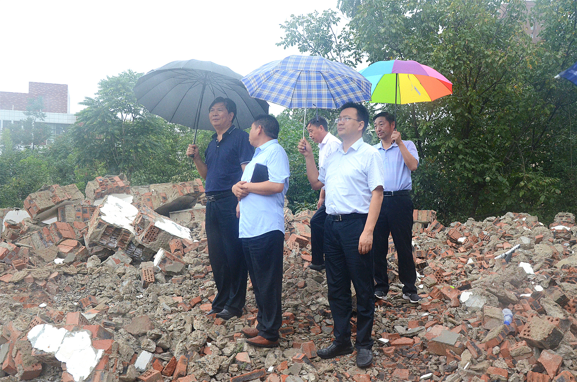 山阳县县长袁良善检查城区学校秋季开学准备工作