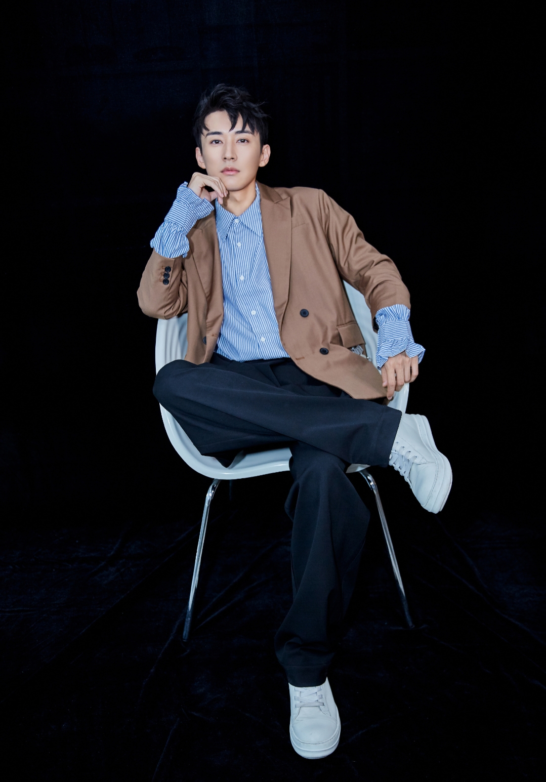 刘学义的休闲搭配,盖不住帅气的脸庞,手拿相机的姿势足够撩人