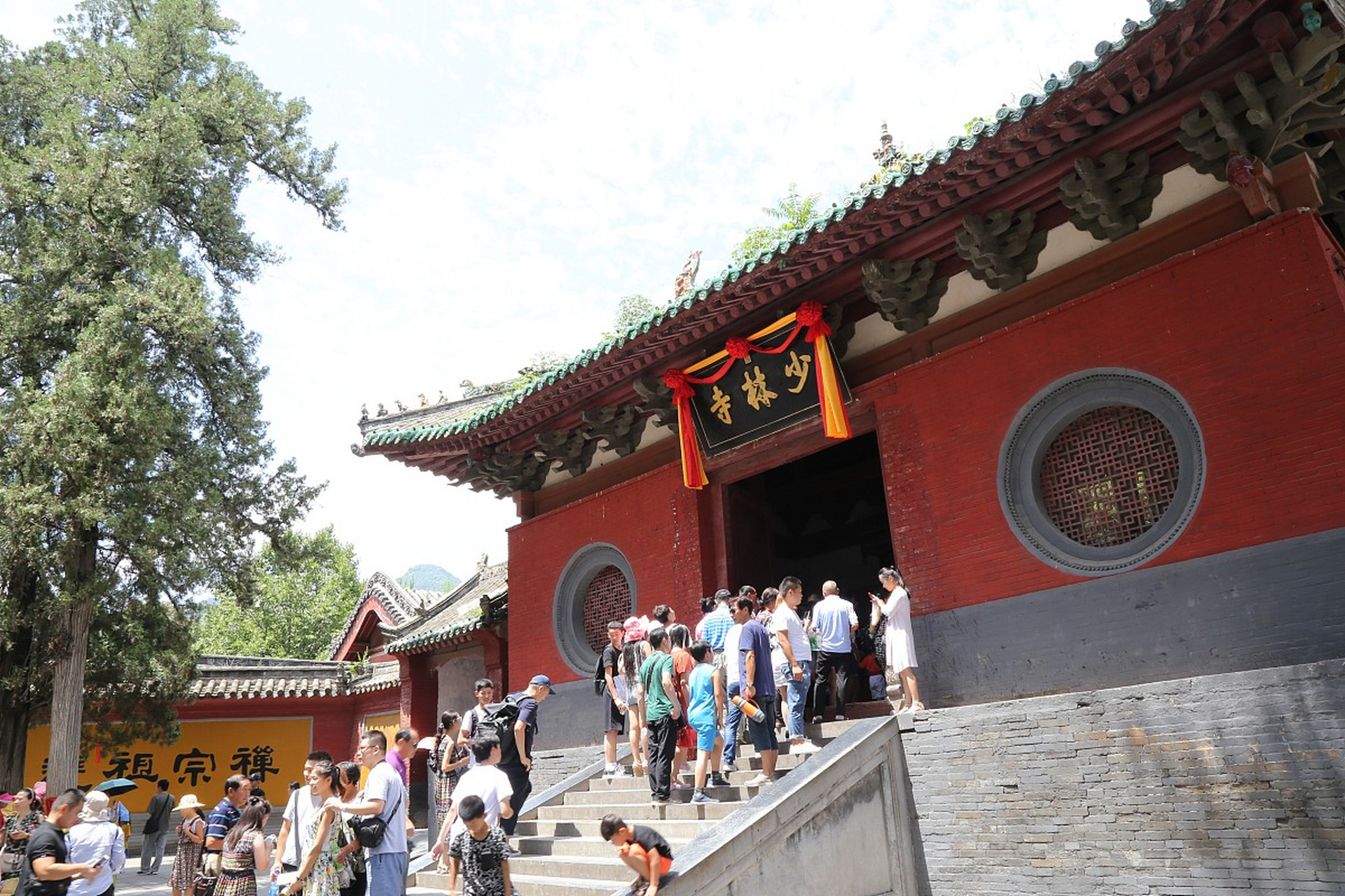 走进少林寺,首先映入眼帘的是一座高大的山门,上面写着"少林寺"三个大
