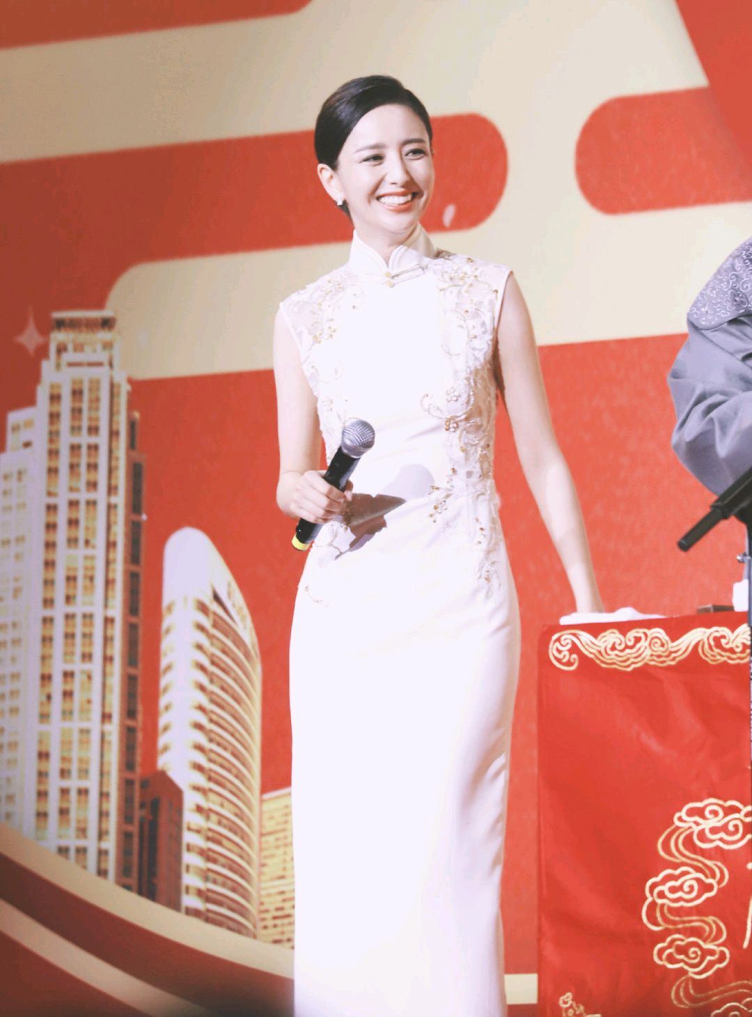 佟丽娅身穿旗袍惊喜现身岳云鹏相声专场,端庄典雅,诠释国服之美