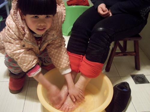 公益广告给妈妈洗脚的小男孩,如今长大了,22岁的他你能认出来吗