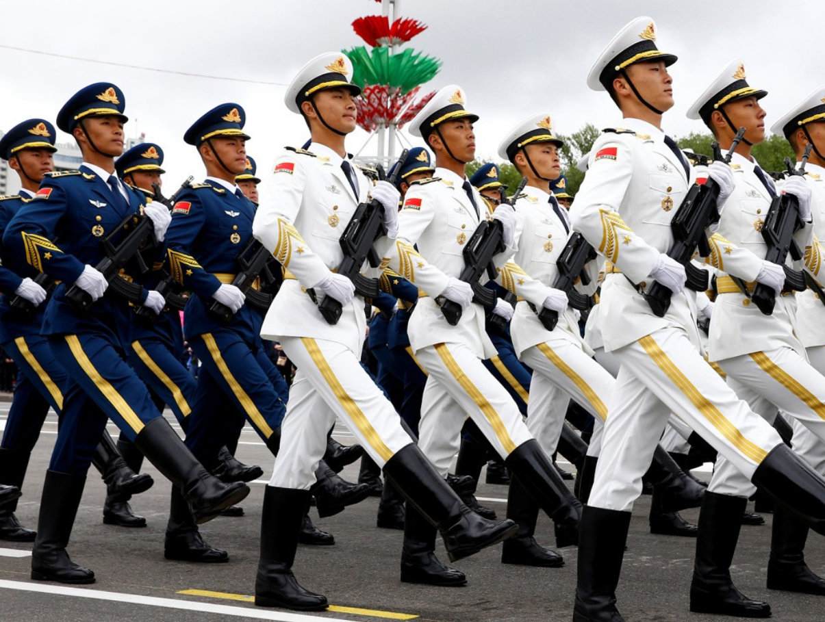 越南阅兵东施效颦,学欧美人高踢正步,却忘了自己是个什么身材