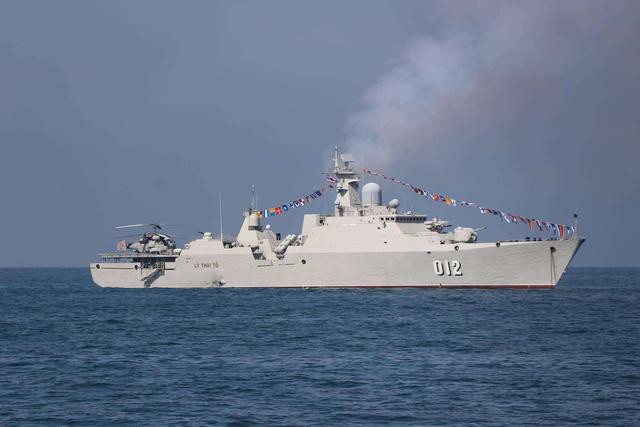 越南水兵个子太矮:坐在进口的俄罗斯军舰里,往窗外看都费劲