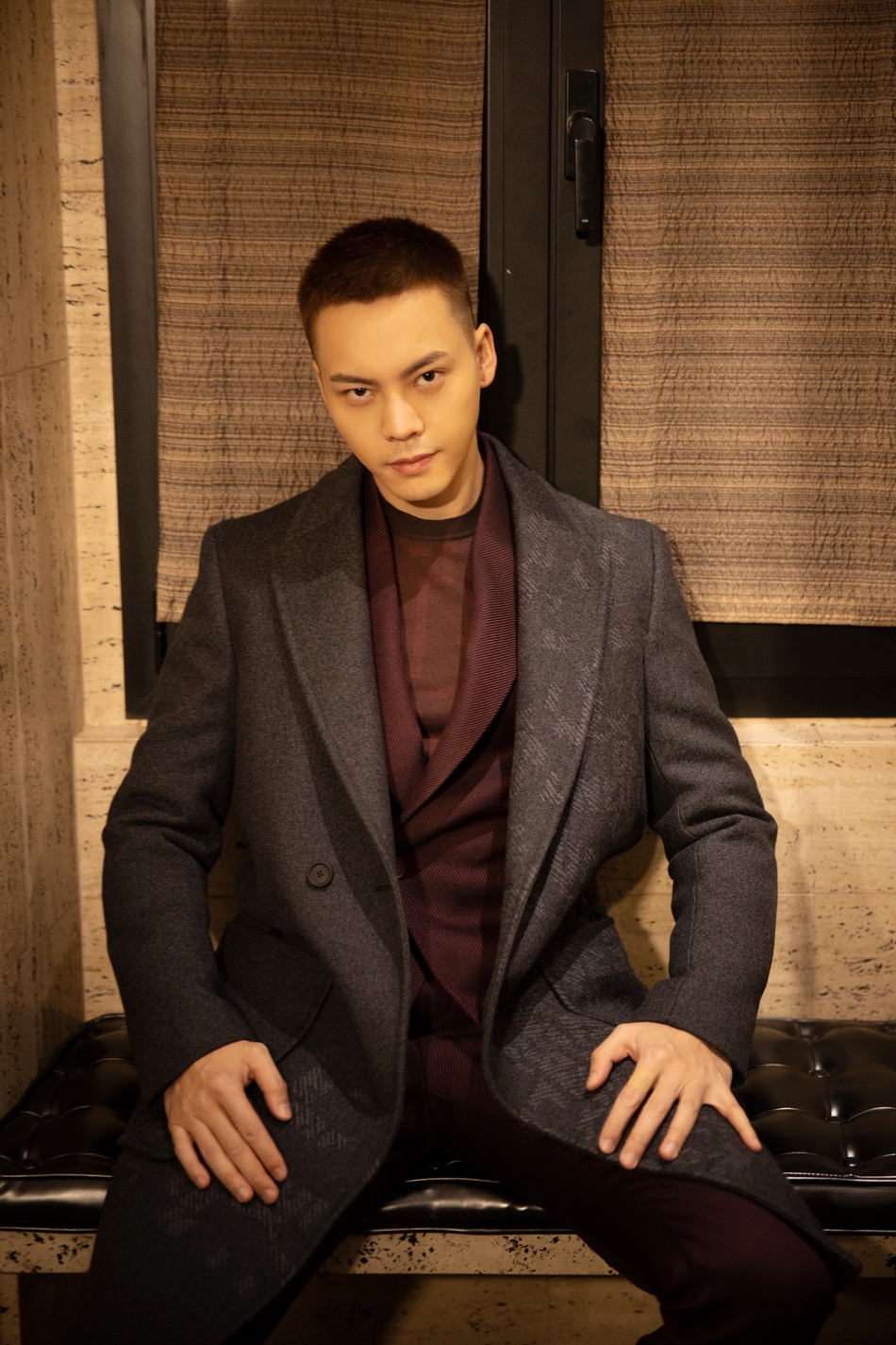 陈伟霆出席米兰男装周看秀,身着枣红色翻领西装外搭灰色翻领大衣,将