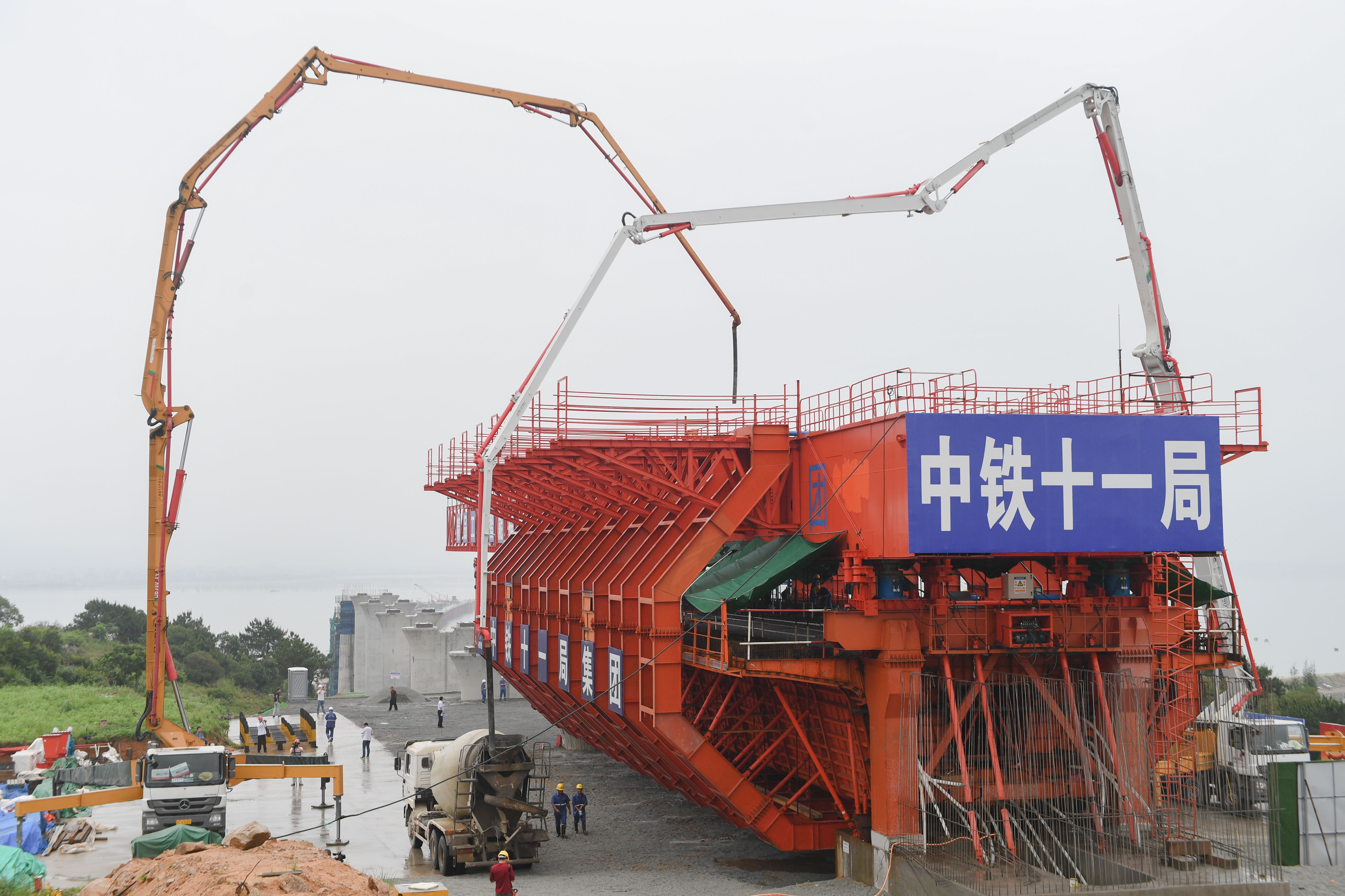 国内首孔40米大跨度移动模架现浇梁在福厦高铁启动浇筑(5)