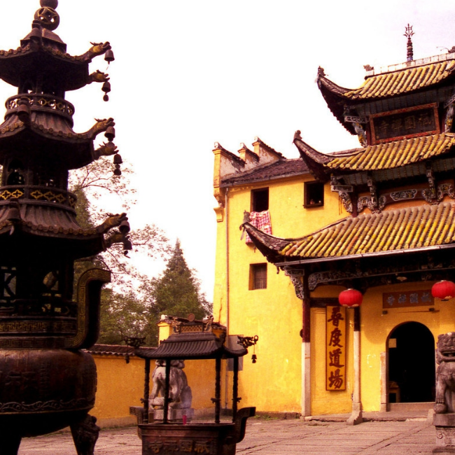 观音峰上院原名"圆通庵",建于清代的寺院,坐落在海拔1100米高的一块