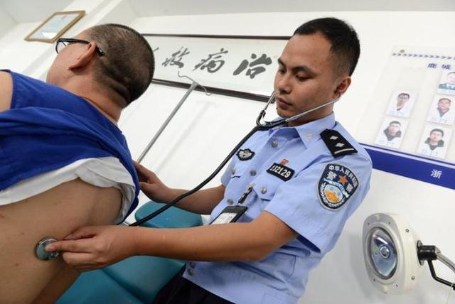 一面是医生一面警察 狱医蔡金龙的"双面人生"