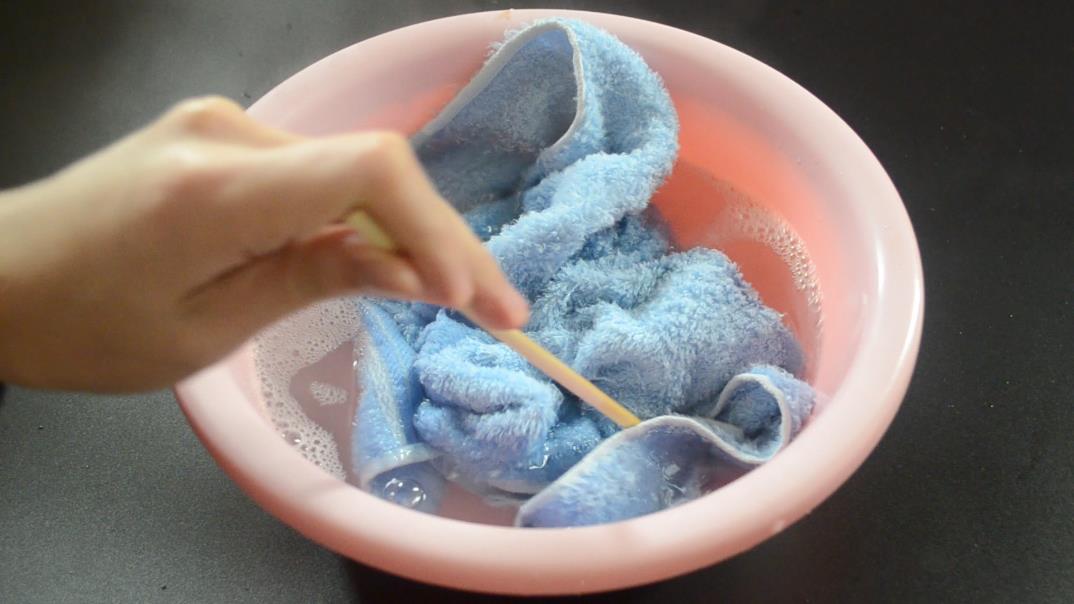 毛巾脏别再洗衣液洗,洗的时候加一点它,洗完的毛巾就跟新的一样