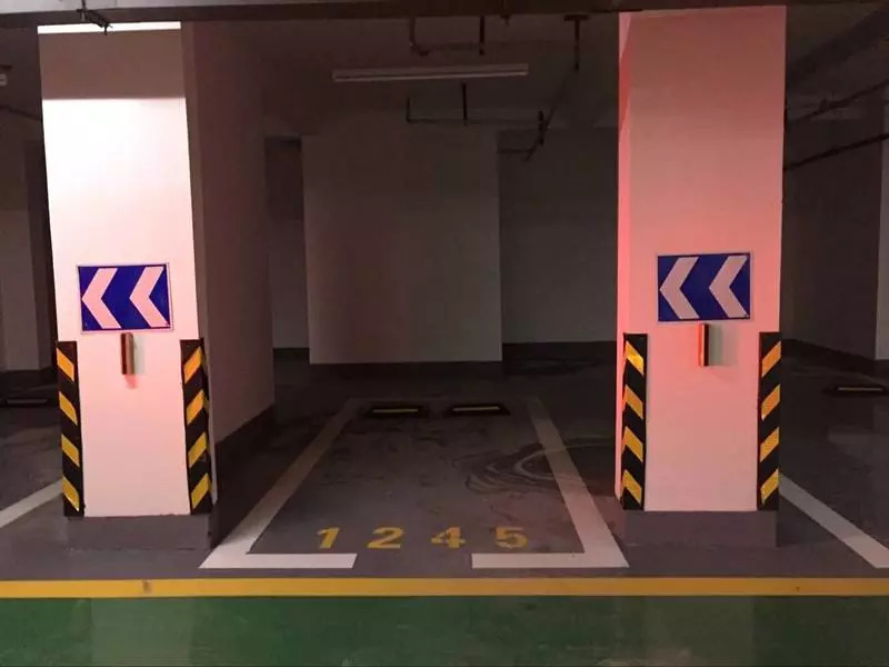 10多万元买车位 太小车停不进去