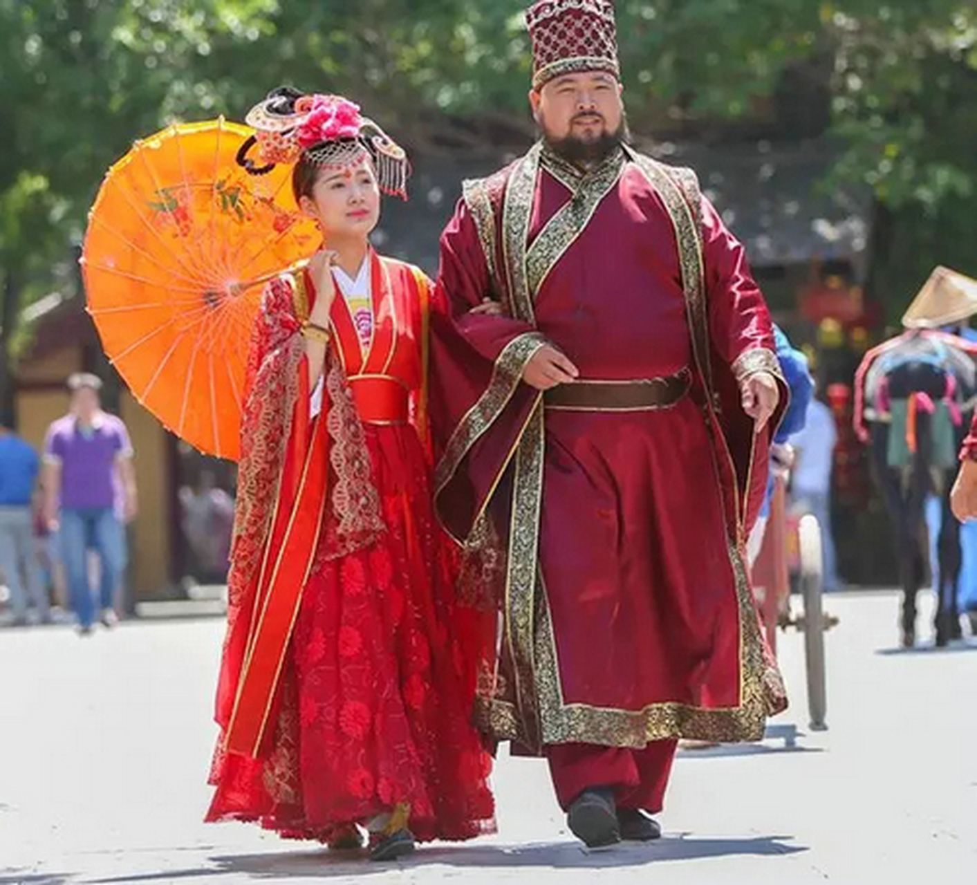 在清明上河园中王员外招婿中王员外扮演者:王刚,从2005年进入清明上河