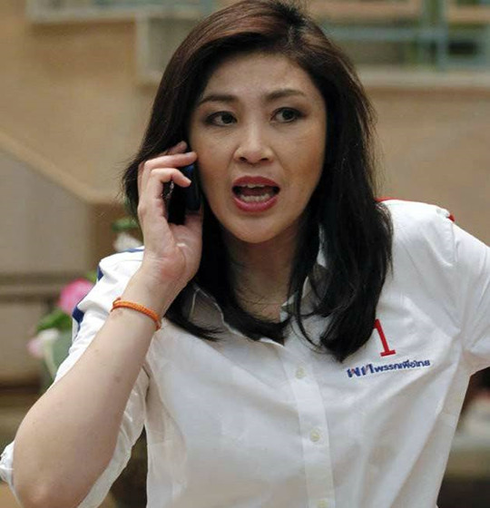 51岁的英拉涂大红唇,下颚抬起风情万种,最后一张是军装照!