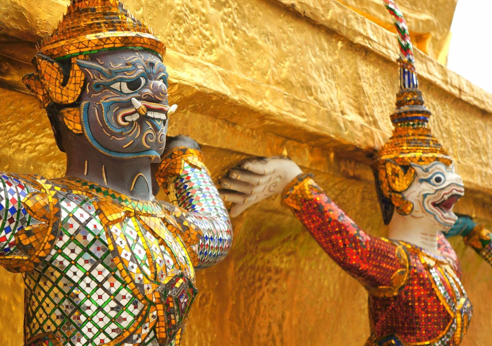 台阶上美丽的镀金半人半狮像(apsonsi),其职责也是守卫寺庙.