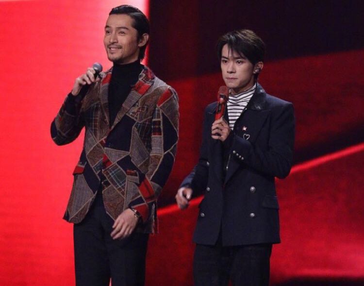 易烊千玺胡歌同框照:易烊千玺阳光帅气,而胡歌则成了油腻大叔