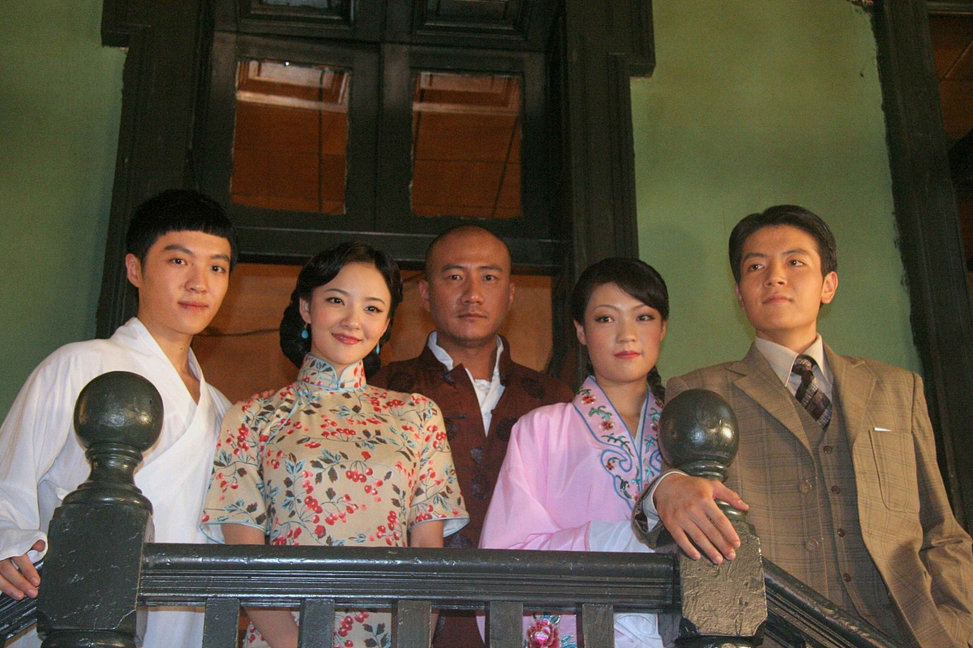 《情深深雨蒙蒙》是一部描绘上世纪三十年代上海滩的经典电视剧,剧中