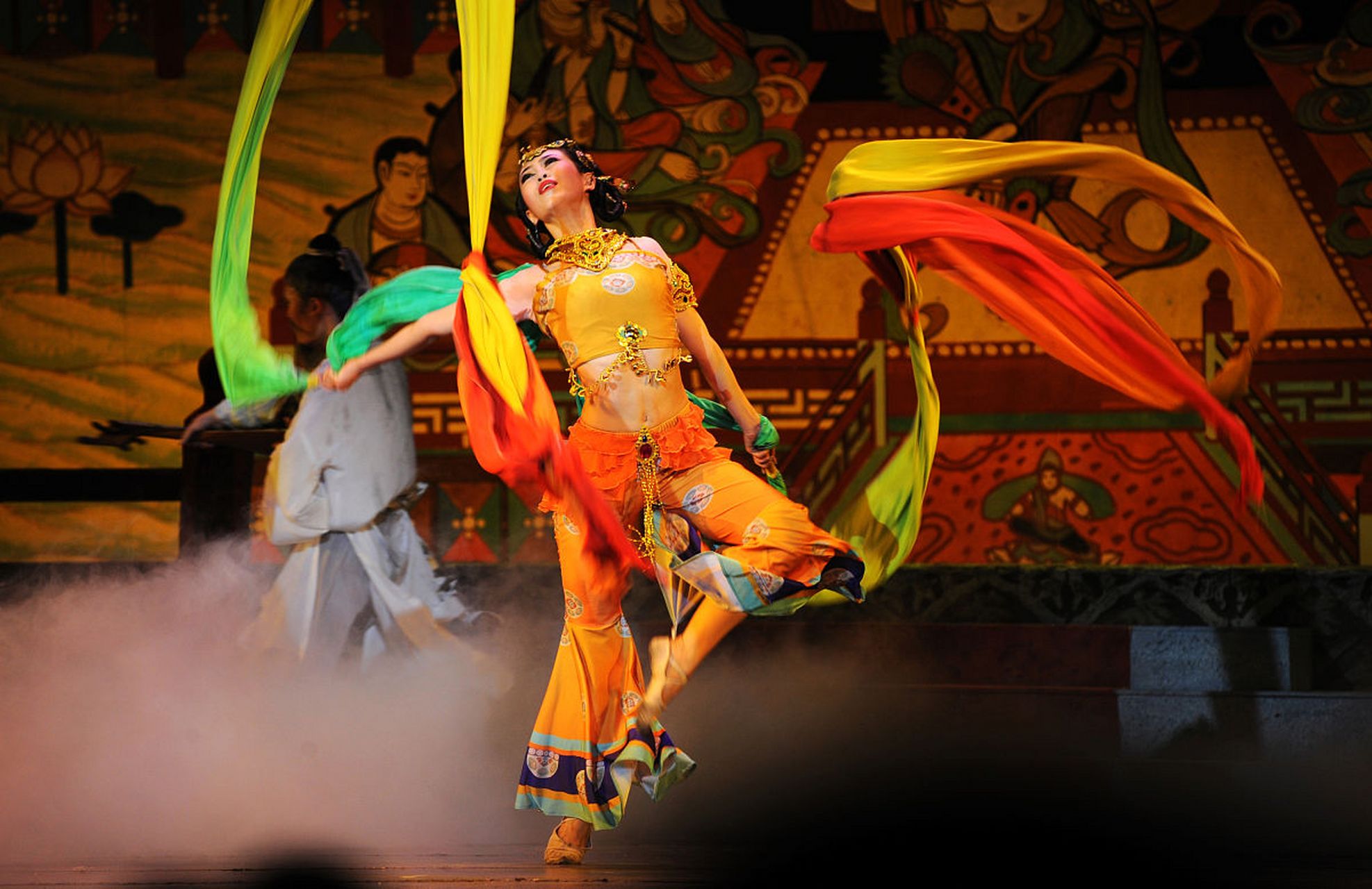 表演形式:敦煌舞蹈以舞蹈表演为主,结合音乐,服饰,道具等要素,通过