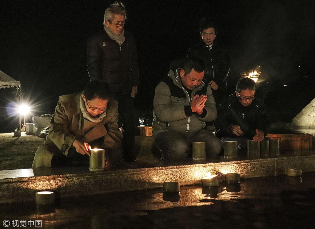 日本纪念阪神大地震24周年 民众点烛守夜