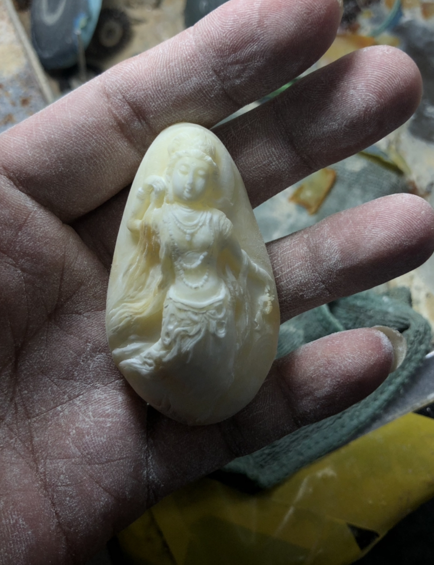 以下是邹保清老师的部分琥珀蜜蜡及多米蓝珀雕刻作