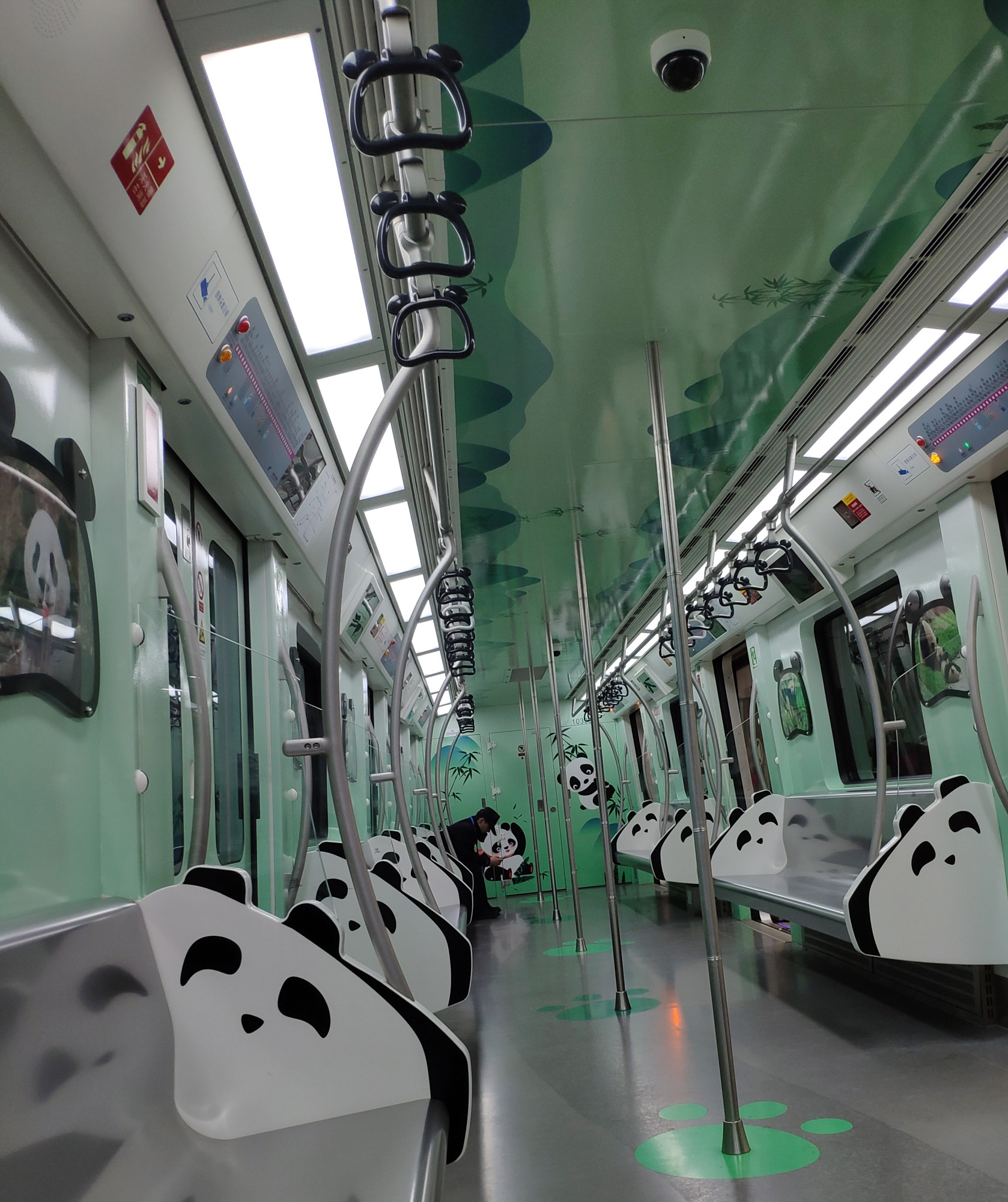 成都地铁3号线出现熊猫列车:体现成都的地方特色,迅速成为网红