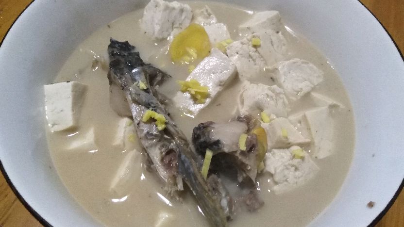 鱼头豆腐汤不要直接用水煮,小哥叫你这样做,乳白色浓汤肉鲜嫩