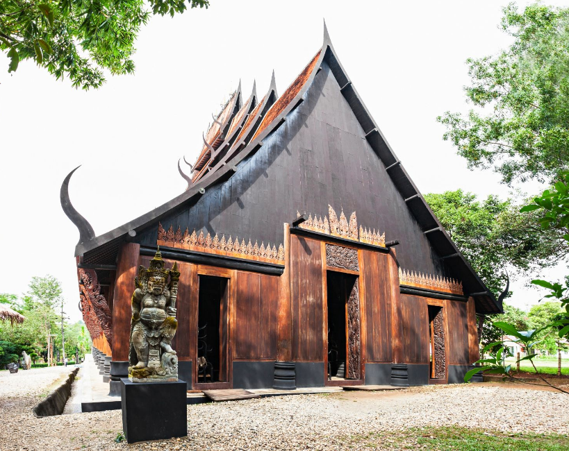 黑庙是由泰国鬼才艺术家thawan duchanee花费了36年的时间设计并建造