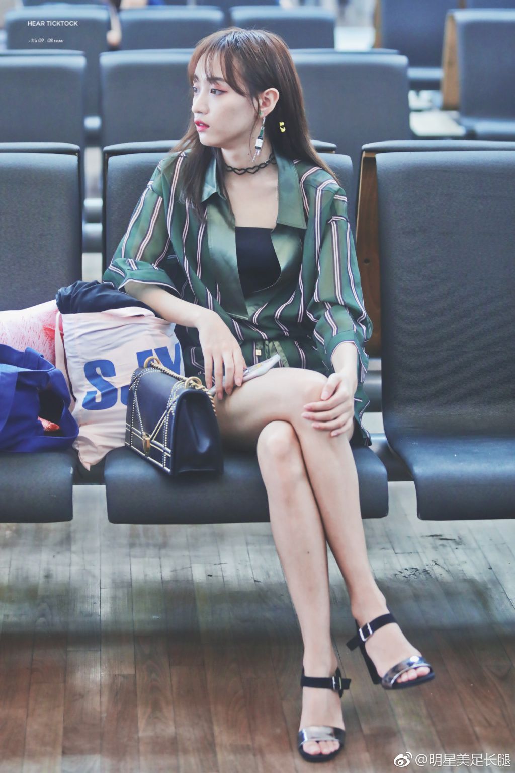 snh48黄婷婷机场照,一双美腿白到反光,颜值不输鞠婧炜!