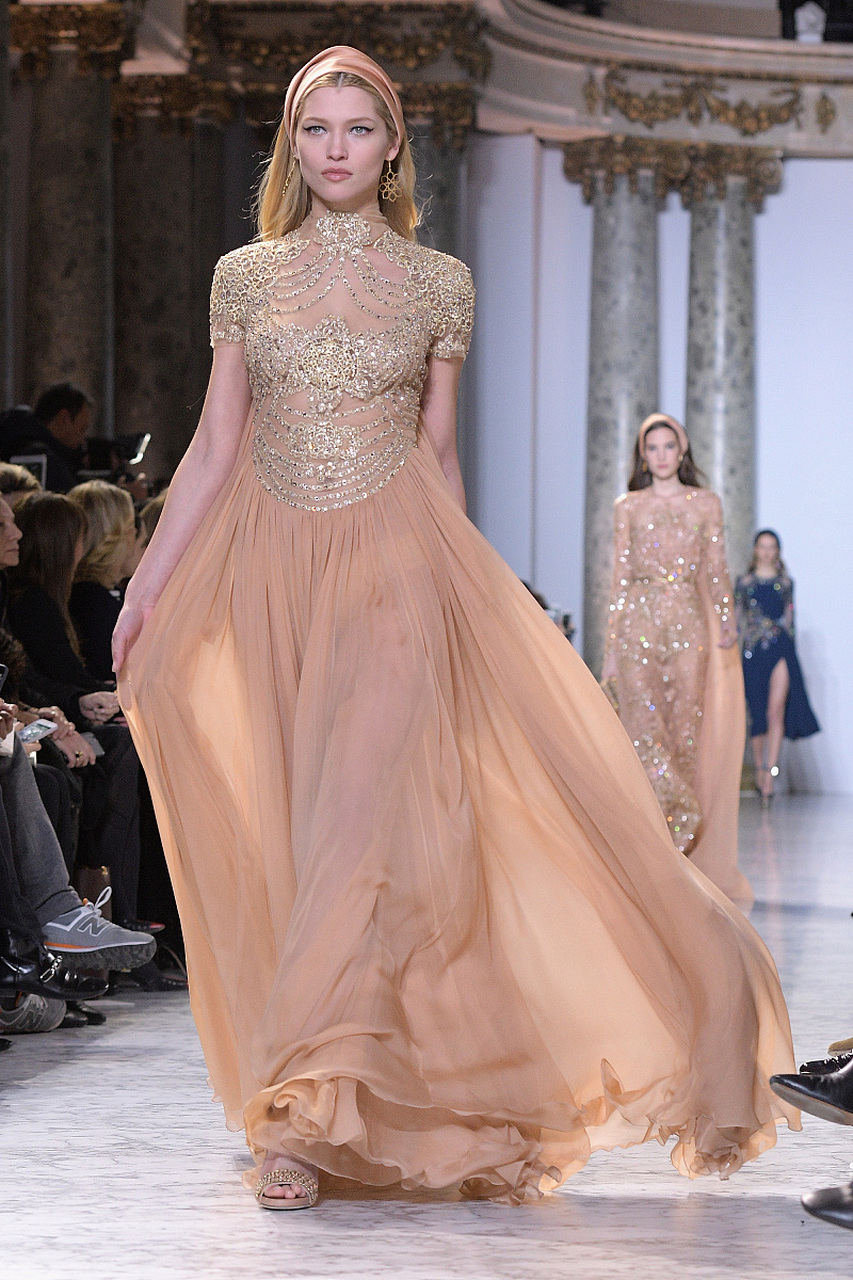 elie saab2024春夏婚纱系列,浪漫樱花刺绣轻盈白纱,定格美丽时刻