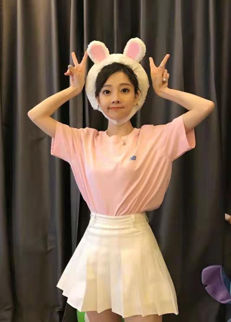鞠婧祎身高vs冯提莫身高,网友:身高是浮云,两人颜值不相上下!