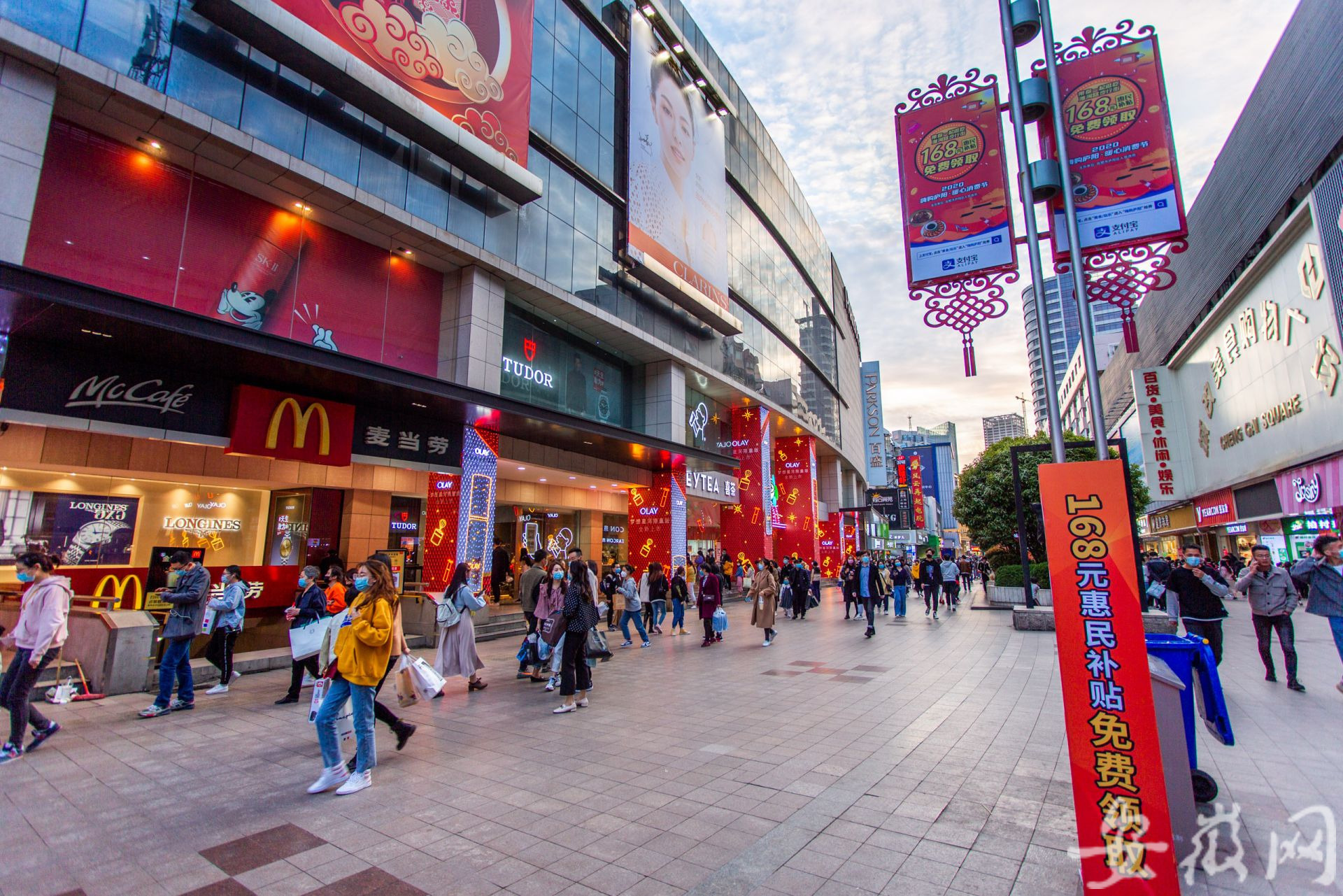 清明小长假期间 淮河路步行街整体销售额近1亿元