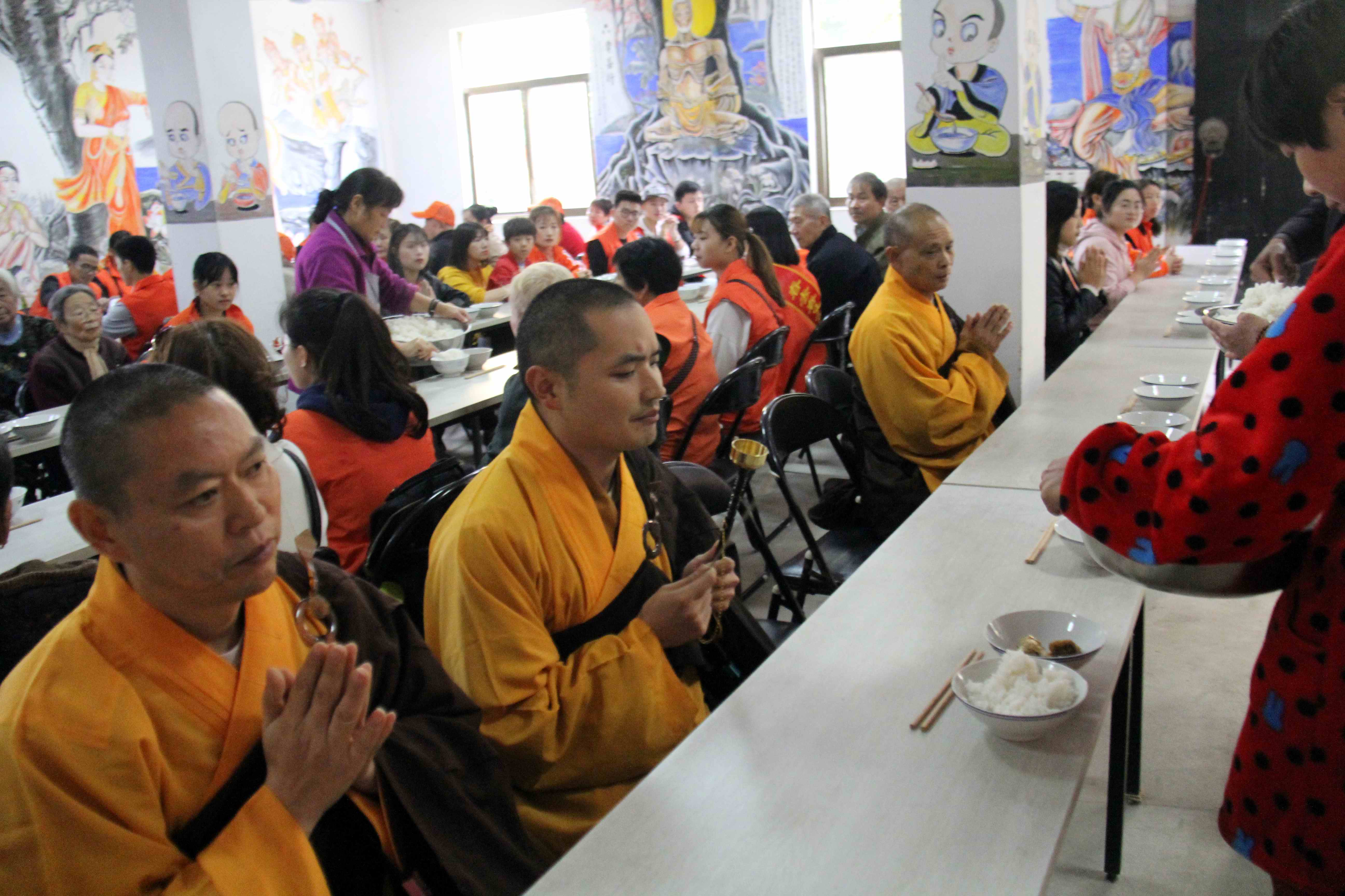 这一顿午餐在寺庙里吃,看师父们如何演绎斋饭的礼节!