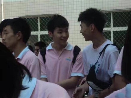 网曝邓伦高中时期青涩照 粉色校服青春稚嫩帅气可爱
