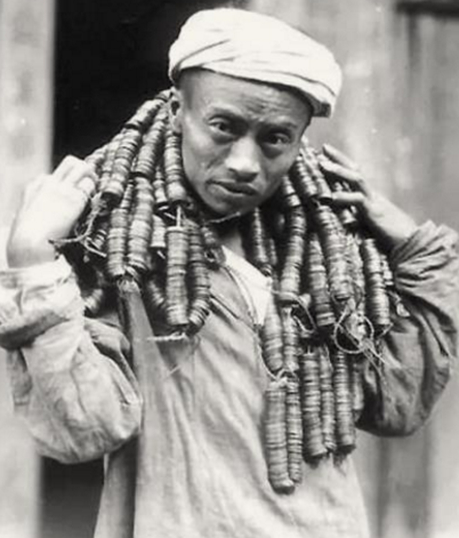 民国老照片,女神赵四小姐喂鸡,最后一个农民脖子上挂满了钱