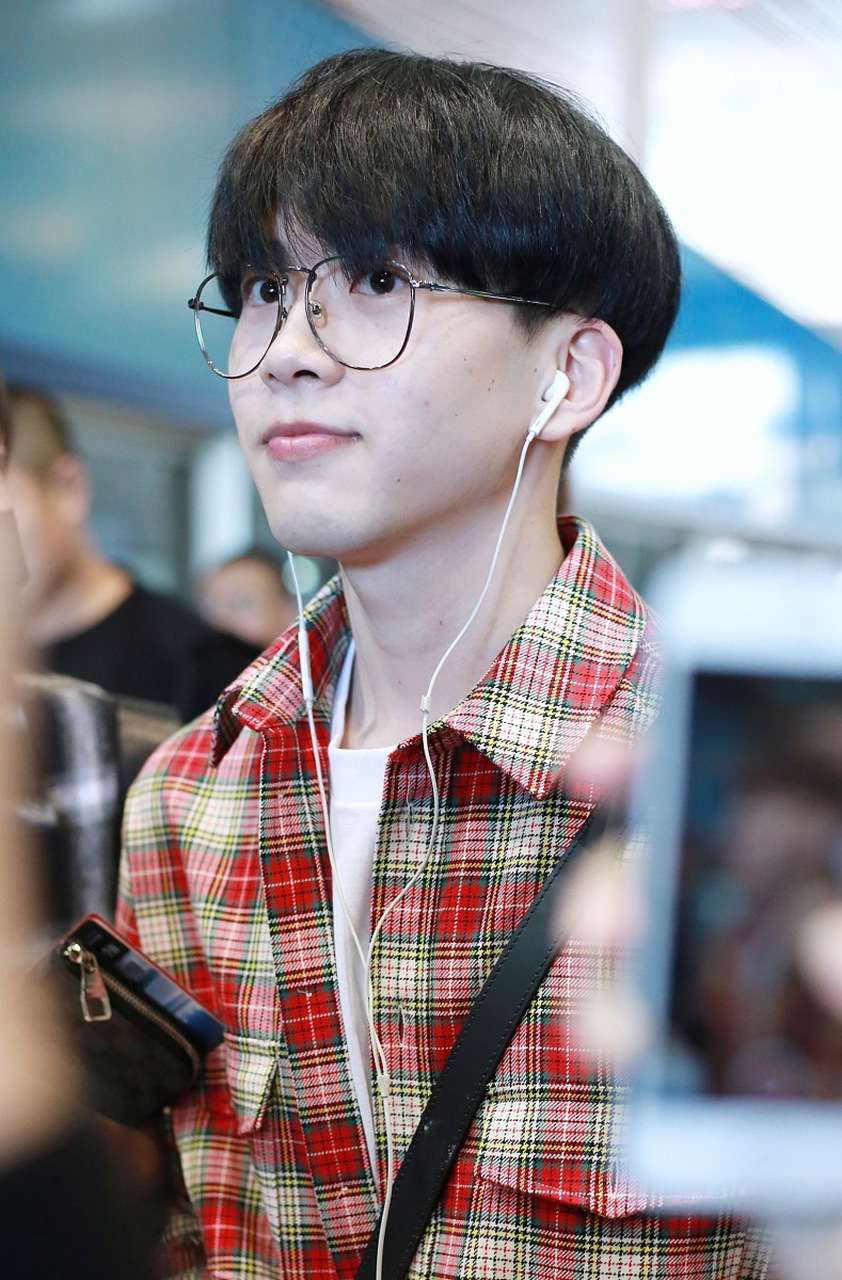 近日,某知名网红男歌手因涉及黑恶势力犯罪被公安机关抓获,这一消息在