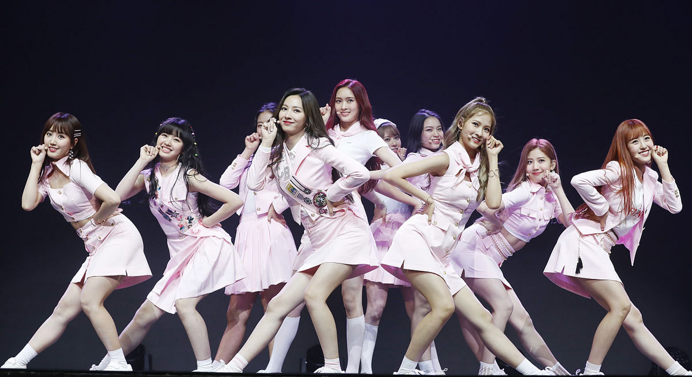 感受女团热舞的炙热魅力! 当青春与热情融合,舞台瞬间点燃!