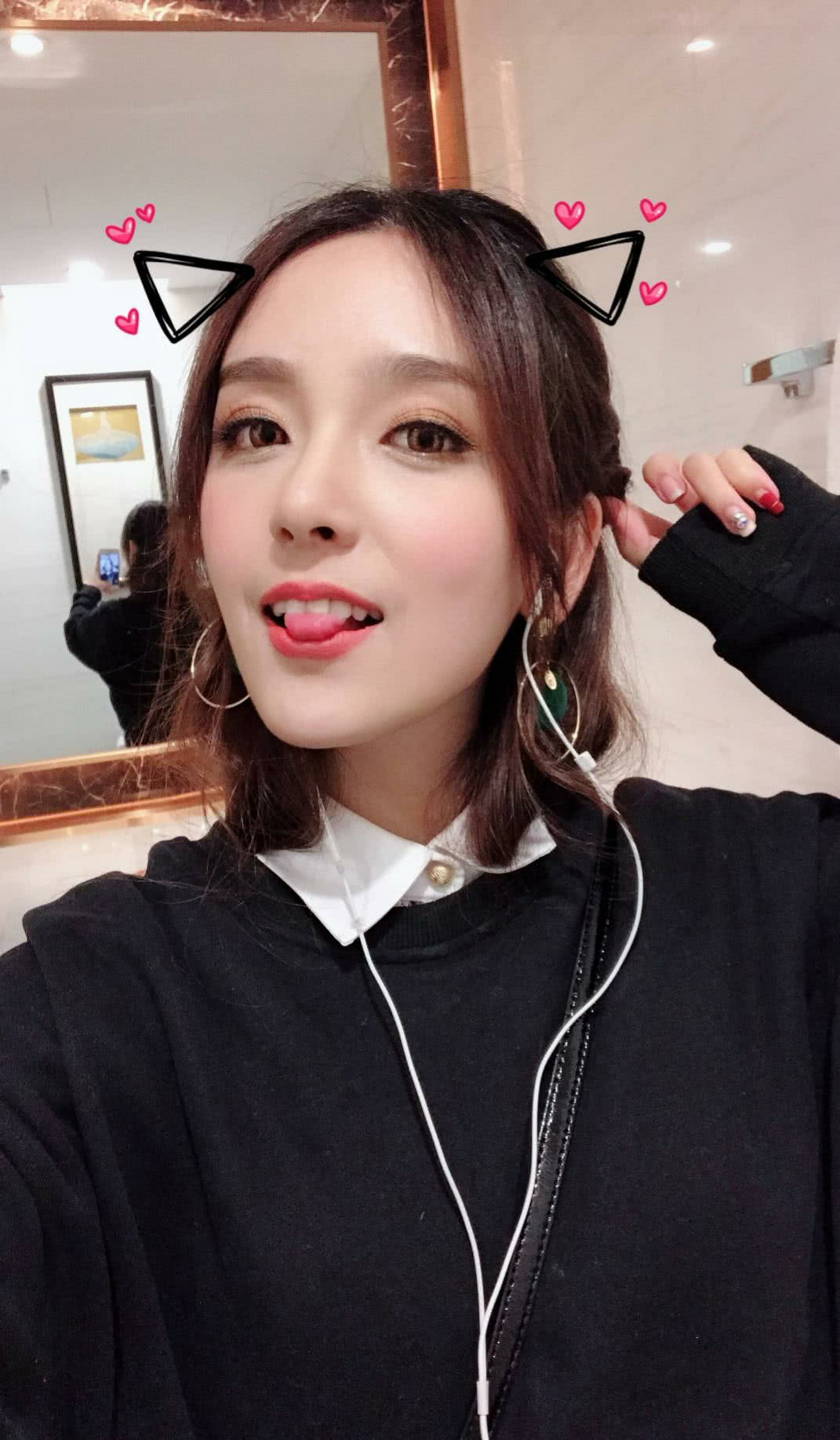 rita小雨桑旧照曝光,"蜜汁中指"太吸睛,网友:免不了俗!