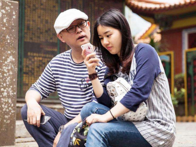 孟非女儿长大了,21岁孟星亚交美国男友,侧脸很像