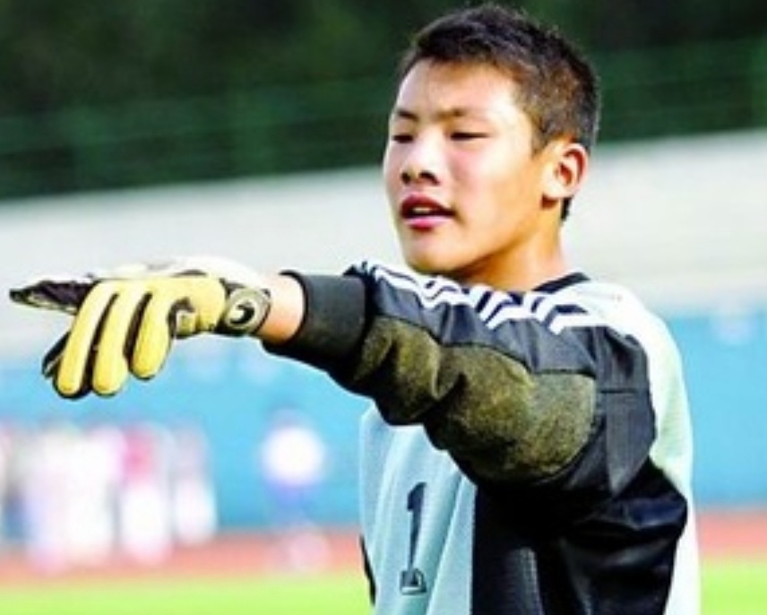 王大雷三十而立!足球坏小子成为铁血男儿,多亏背后的女强人